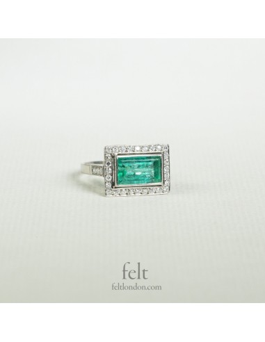 Platinum, Diamond and Emerald Rectangular Antique Ring. soldes